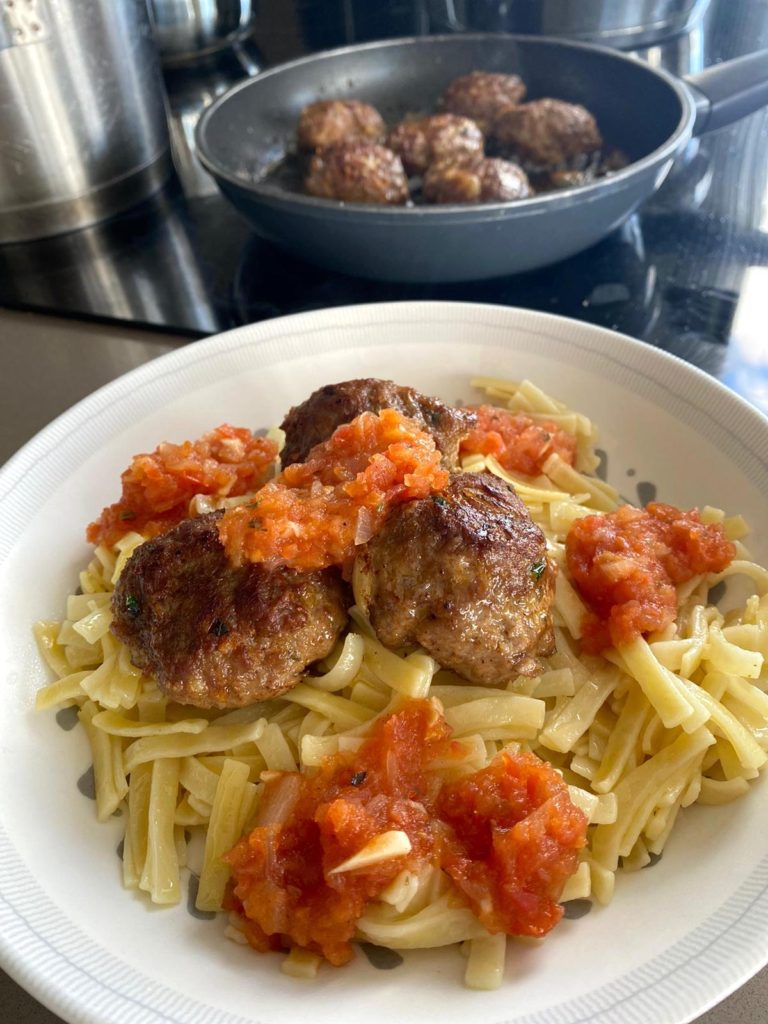 Flat noodles with Meatballs